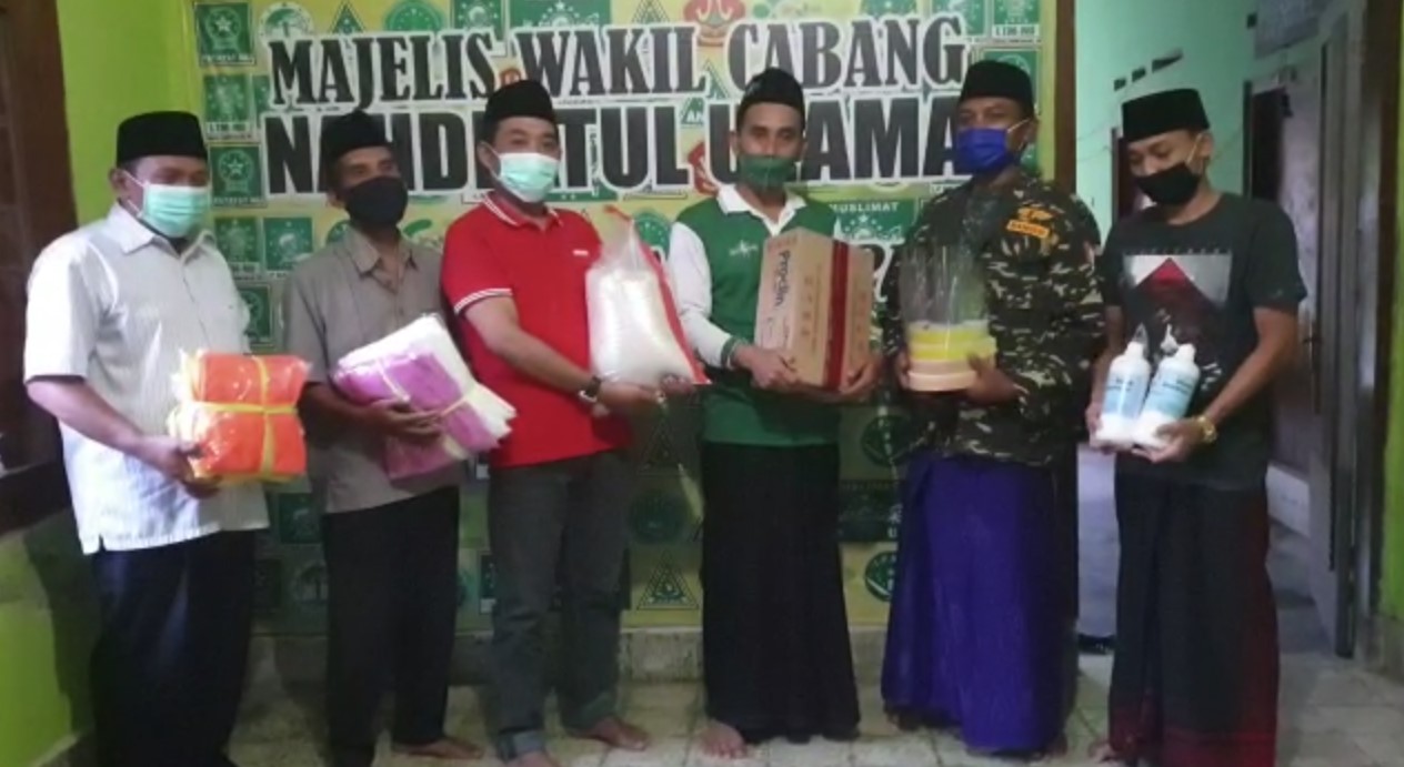 KH. Marzuki Mustamar berikan bantuan pada warga Dampit yang melakukan isolasi mandiri